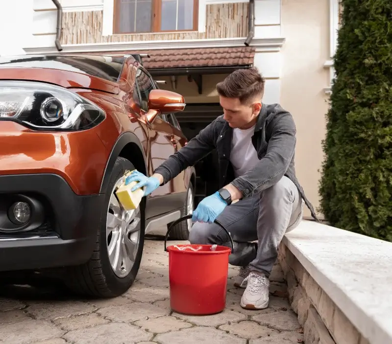 Lavage auto à domicile Houssay : professionnel intervenant sur un véhicule